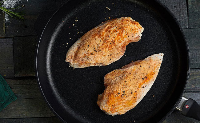 xd fry pan top view with food inside